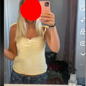 Gul rutig linnetopp med knytband - Supersöt gul och vit rutig linnetopp med tunna axelband som knyts på axlarna. 🩷🩷Säljer då den är för liten i bysten. 