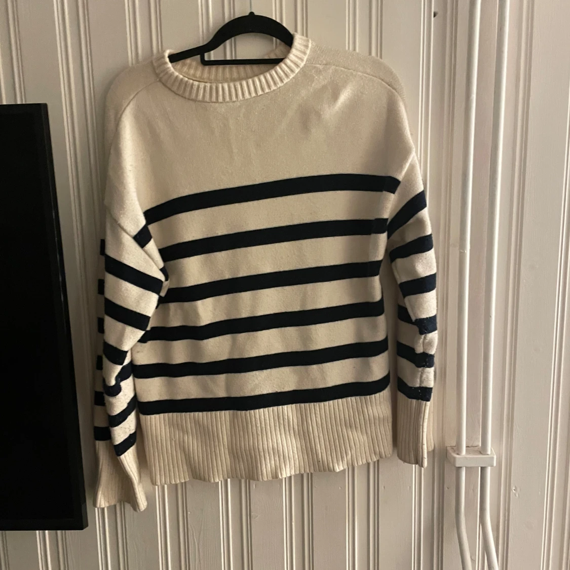 Randig stickad tröja i beige och svart - 1