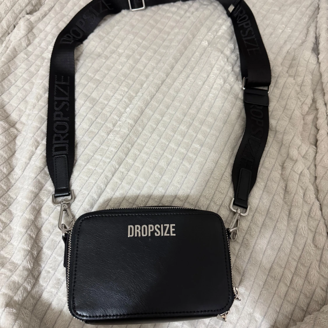 Svart axelväska från Dropsize - 2