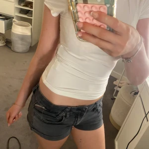 Jeansshorts från Amerikan today - Snygga mörkgrå jeansshorts från America Today med låg midja. Storlek S men skulle säga XS💕 (köpare betalar för frakt)