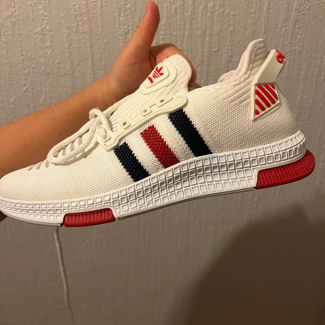 Vita Adidas sneakers med röda detaljer - 1