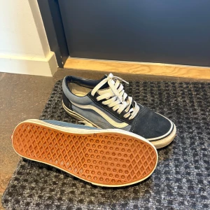 Vans Old Skool blå och svarta sneakers - Klassiska Vans sneakers perfekta till en snygg stilren aoutfit, Pris kan diskuteras vid snabb affär !