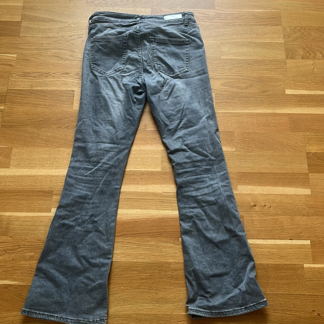 Grå bootcut jeans från ONLY - 1