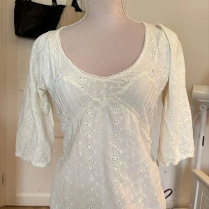 lace babydoll topp - jättesöt babydoll topp med fint mönster och fina detaljer! Storlek S men passar även XS eftersom den kan dras åt i midjan! Är öppen för prisförslag ❣️