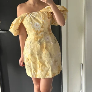 Gul blommig offshoulder klänning - Superfin gul klänning från Forever new💕Aldrig använd endast testad. Överdelen är korsett liknande med stöd på innersidan (se bild 4)🩷
