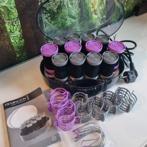Remington heated rollers - Heated rollers ifrån Remington i modellen; Model NO. H0747. Några rullar är lite dammiga men annars är allt i mycket fint skick! Skriv gärna om du har några frågor eller vill ha fler bilder🩷