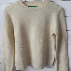 Stickad tröja  - Jättefin stickad tröja från Benetton. Perfekt till hösten och vintern, och passar de mesta. 