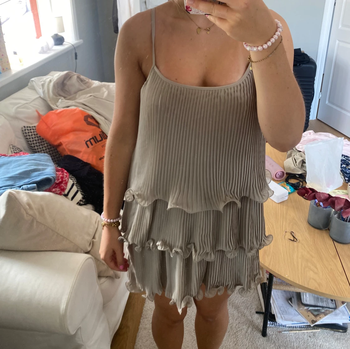 Beige plisserad volangklänning H&M