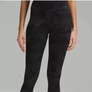 Svarta camo leggings från Lululemon - använda, lite noppriga, kan använda noppermaskin innan post om det önskas storlek 0/xs ”28 i längden, svart camo