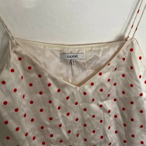 Ganni linne - Jättefint gulligt ganni linne i satin🍓🍓 