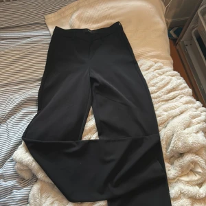 Svarta kostymbyxor från Vero Moda - Svarta kostymbyxor från Vero Moda i klassisk rak modell. Byxorna har medelhög midja enligt hemsidan. Ord.pris 449