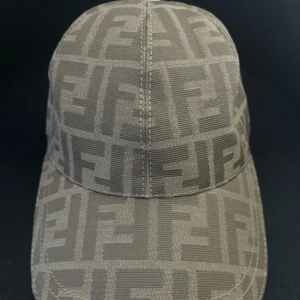 Fendi Keps - Säljer en fendi keps i storlek M. Kepsen är oanvänd och redo att skickas. 