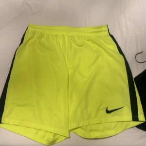 Nike shorts gul - Gula Nike short som är helt nya med storlek XL 