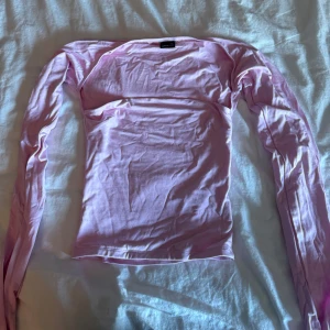 Långärmad - Säljer denna rosa långärmad från ginatricot! Väldigt fin färg men kommer aldrig till användning längre 