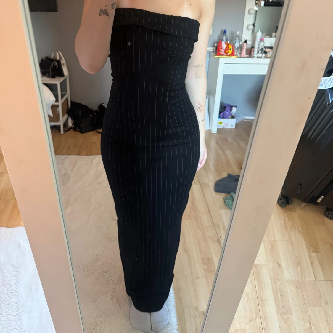 Svart axelbandslös långklänning