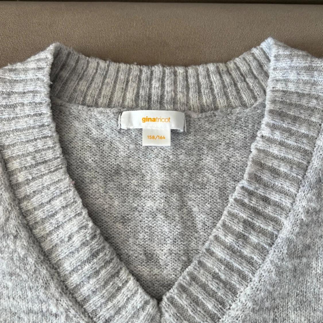 Grå stickad v-ringad tröja Gina Tricot - 1