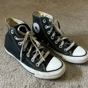 Svarta Converse  - Klassiska svarta Converse i storlek 36