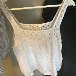 Vit topp - Jätte söt top som int kommer till användning, pris kan diskuteras!💕