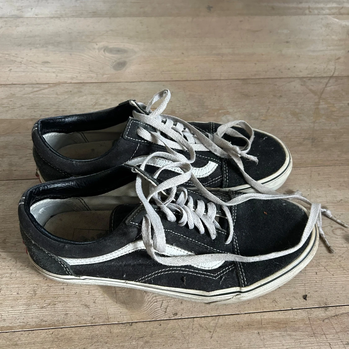 Svarta och vita sneakers från Vans