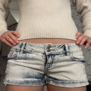 Lågmidjade jeansshorts  - Så snygga lågmidjade jeansshorts!. Midjemåttet tvärs över är 40cm💗💗❗️säljer fler lågmidjade jeansshorts på min profil❗️