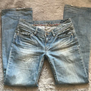 Lågmidjade bootcut jeans - Jätte snygga lågmidjade jeans med bootcut. Midjemått: 41 cm, innerbenslängd: 78 cm💞💞