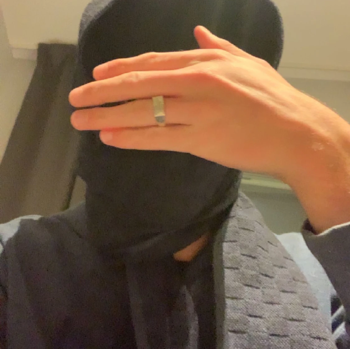 Mörkblå rutig halsduk och mössa från Louis Vuitton - 1