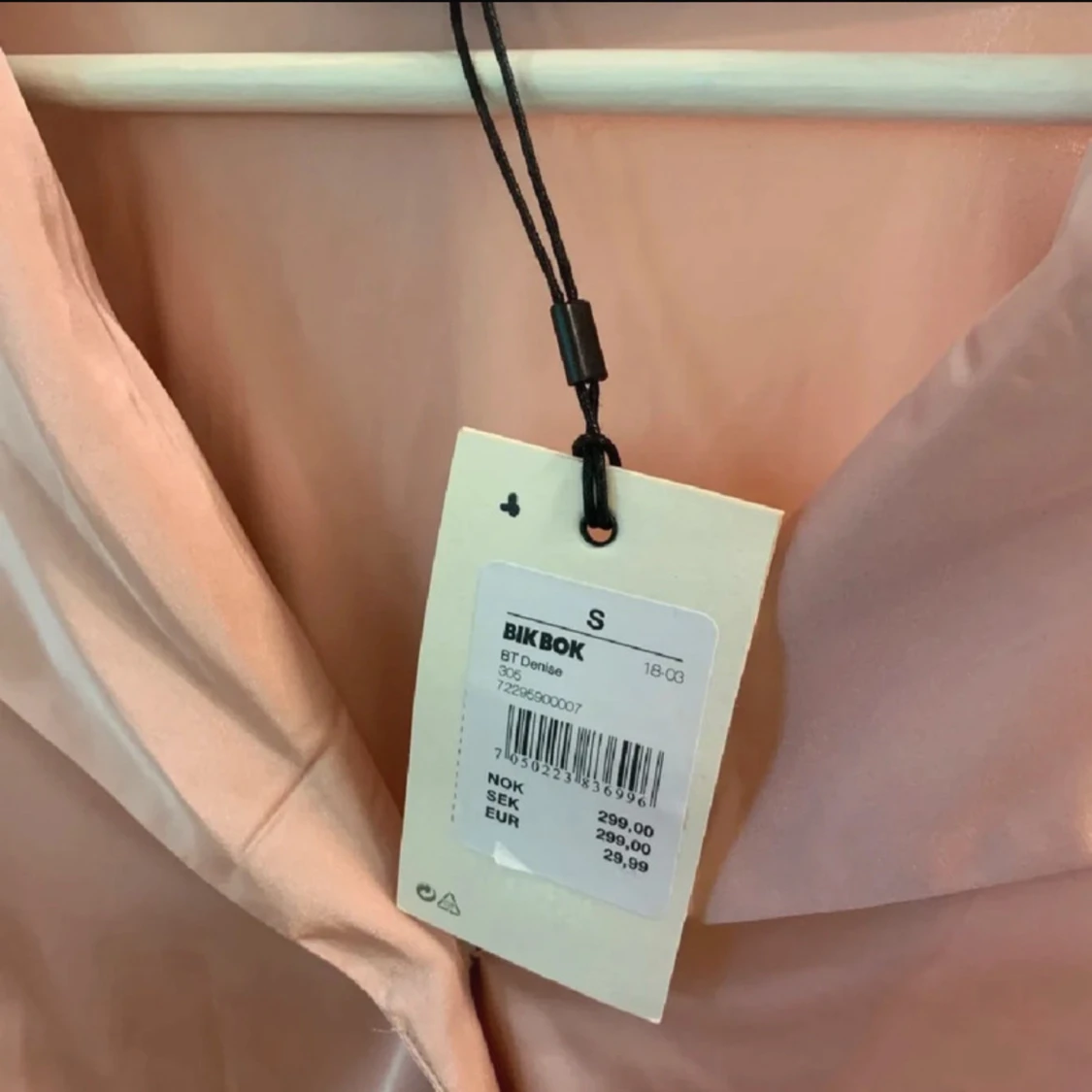 Ljusrosa croppad skjorta från BikBok  - 1