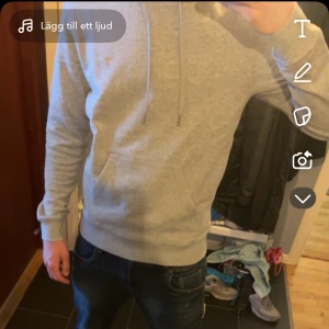 Snygg slim fit hoodie från Farah - Säljer en klassisk grå hoodie från Farah (slim fit). Tröjan har långa ärmar och en liten broderad logga på bröstet. Perfekt för en avslappnad stil. Nypris: 900 sek