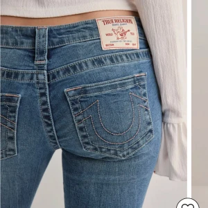 True Religion - Säljer nu mina Ultra low rise joey flare jeans från Nelly då dem tyvärr är någon storlek förstora. Bara använts några få gånger. Nypris 1399kr
