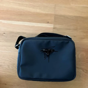 Prada väska  - Snygg väska med band till helt ny! Bara skriva om du har frågor!