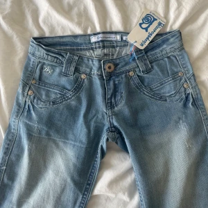 Lågmidjade jeans - Säljer ett par nya Lågmidjade jeans med fina detaljer!💓tyvärr är de försmå för mig så har inga bilder med dom på, så man får utgå från bilderna. 