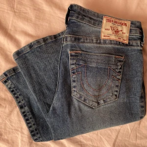 Lågmidjade True Religion jeans  - Lågmidjade & flared true religion jeans i "flare SN" modellen, lik joey ♡                                           Midjemått rakt över: ~38cm | Innerbenslängden: ~80cm