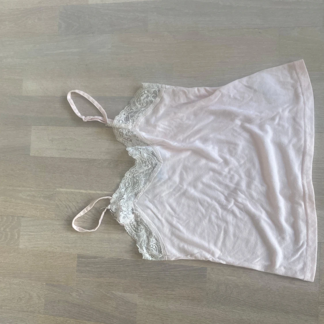 Ljusrosa linnetopp med spets från Bik Bok