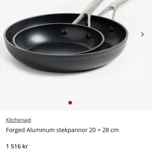 KitchenAid stekpanneset 20 + 28 cm - Helt nya, obruten förpackning! Säljer ett set med två svarta stekpannor från KitchenAid i storlekarna 20 och 28 cm. Pannorna är tillverkade med non-stick beläggning.