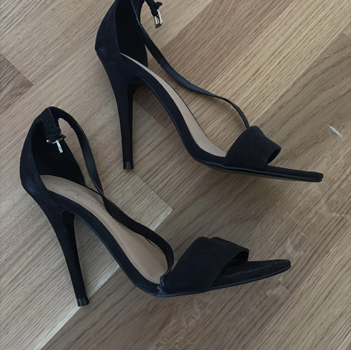 Svarta höga klackar med öppen tå - 2