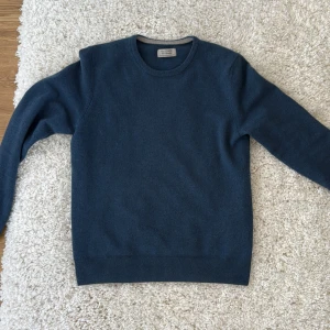Falconeri tröja - Blå falconeri ultrasoft cashmere tröja. Ny pris 3000kr, storlek 48/M. Riktigt bra skick använd bara ett fåtal gånger 9/10. 