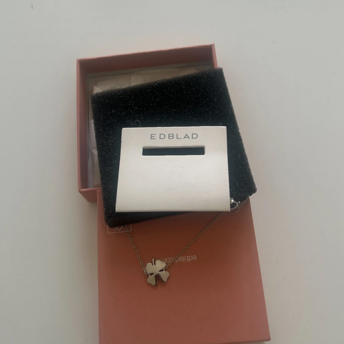 Silverfärgat fyrklöver-halsband från Edblad - 1