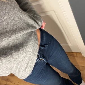 Mörkblå jeans från Wrangler - Hej! Säljer mina jättefina jeans från wrangler som är i stretchigt material. De är storleken W26 L32. Hör gärna av er vid funderingar och priser går att diskutera💕Jag är 167 för referens 😊