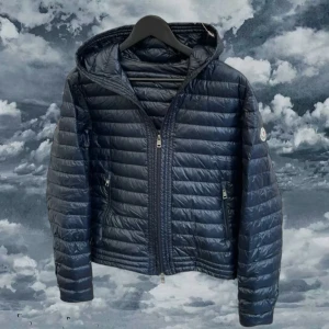 Moncler celestin jacka  - Säljer nu denna moncler givetvis äkta ✨Inga defekter skick 10/10✨ Sällsynt model går ej hitta online ✨