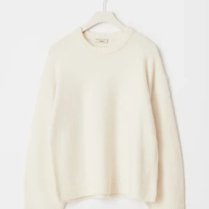 Vit stickad tröja Gina tricot  - Säljer en klassisk vit stickad tröja från Gina tricot . Tröjan har rund halsringning, långa ärmar och en avslappnad passform. Perfekt att styla med jeans eller kjol för en enkel och stilren look. Den är lite nopprig men fortfarande jättefin. Den har en liten svart färg på tröjan som var där när jag köpte den helt ny. Jag märker inte av den är jag har den på mig