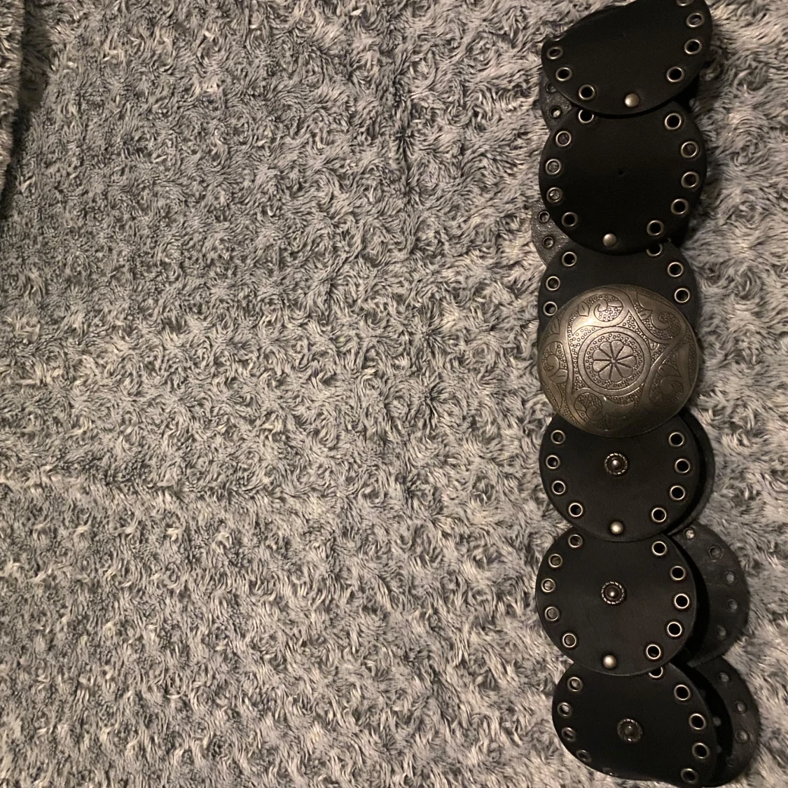 Svart bälte med stora runda nitar och silverfärgat spänne - 1