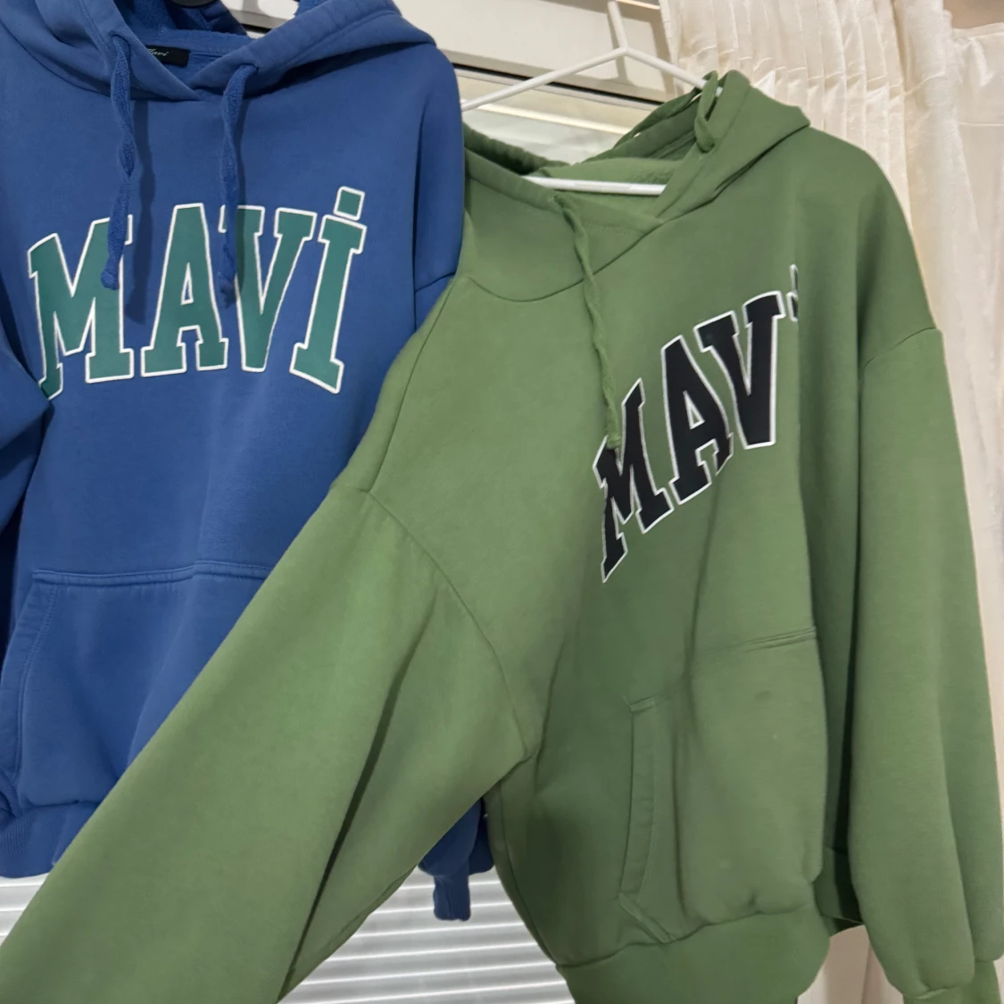 Blå och grön hoodie med MAVI-tryck