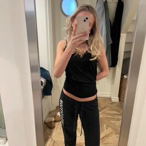 Super lågmidjade mjukisar från hollister  - Dessa finns ej att köpa längre. Själv köpte jag dem second hand, men har ej används så mycket!💕