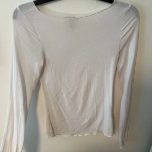 Vit långärmad tröja - Säljer en enkel och stilren vit långärmad tröja från intimissimi(likande) med rund halsringning. Tröjan har en tight passform och är perfekt att matcha med jeans eller kjol. Supermjuk och skön att ha på sig!