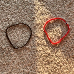 Armband - Handgjorda pärlarmband med maskulin design. Armbanden är större så passar därför mest för killar men kan även passa tjejer som har ca 22 i handledsmått! Pris kan diskuteras och kan göra flera andra designs så fråga bara om det är något du undrar☺️