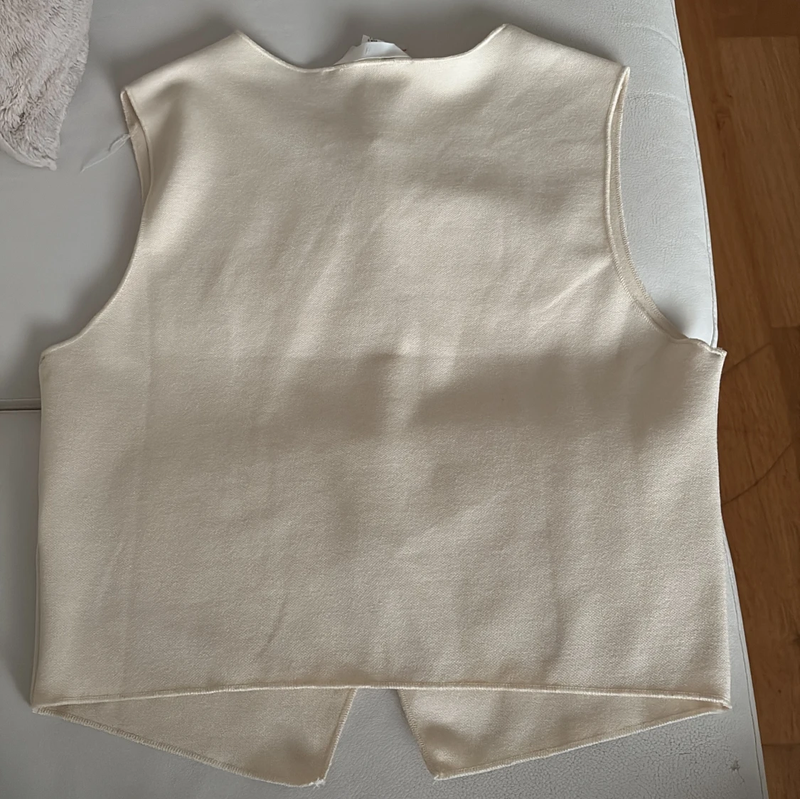 Krämvit väst med guldknappar - 1