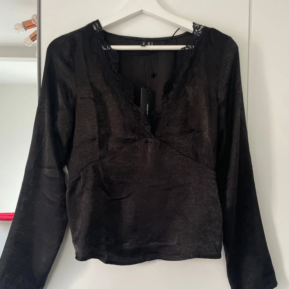 Svart blus med spetsdetaljer 