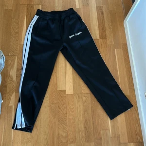 Palm angels byxor  - Palm angels byxor  Ej autentiska  Vissa sömmar är lite slitna.