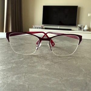 Brendel Glasögon i mycket bra skick - •Eschenbach Germany Brendel glasögon med blue blockers(skydd mot Tv-skärmar och telefoner) •Modellnummer: 902219 50 135. Storlek: 51 17. •Styrkan på glaset vet jag tyvärr inte. Bara att ta med till optikern och sätta in dina egna glas.  •Djurfritt och rökfritt hem •Fint skick.  •Kostade över 2000 kr.