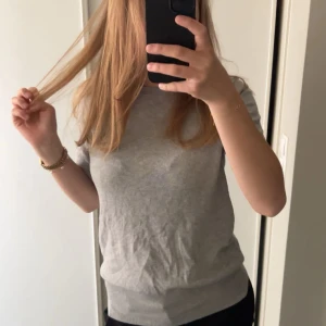 Grå t-shirt - Säljer en grå t-shirt från Zara. T-shirten är i storlek M man passar även S. Tröjan är i bra skick, men har lite sminkfläckar runt halsen(som man ser på bild 3) men man lägger inte märke till dem.💕🤗